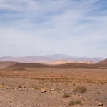 Paisaje árido y silencioso bajo un cielo abierto
