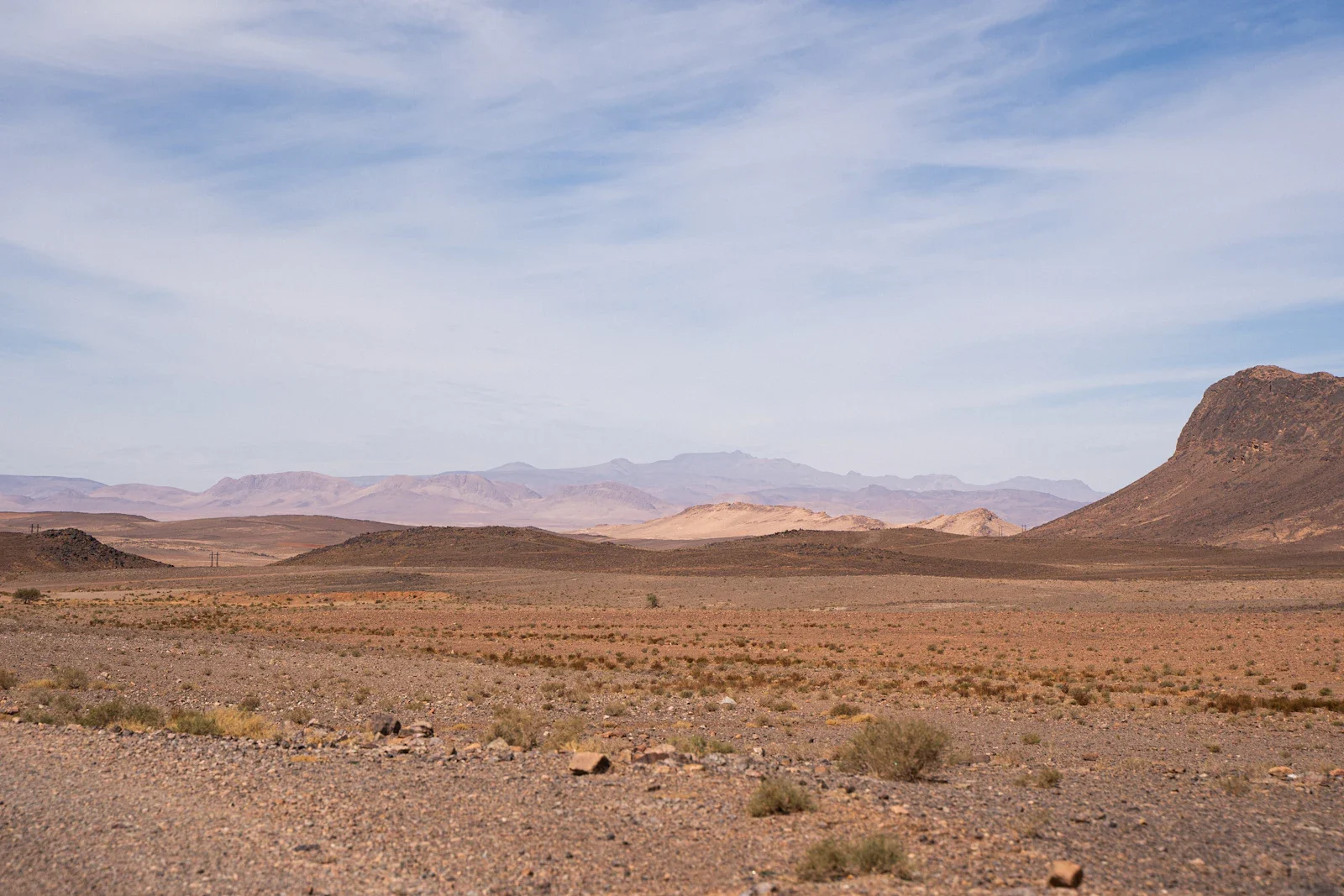 Paisaje árido y silencioso bajo un cielo abierto