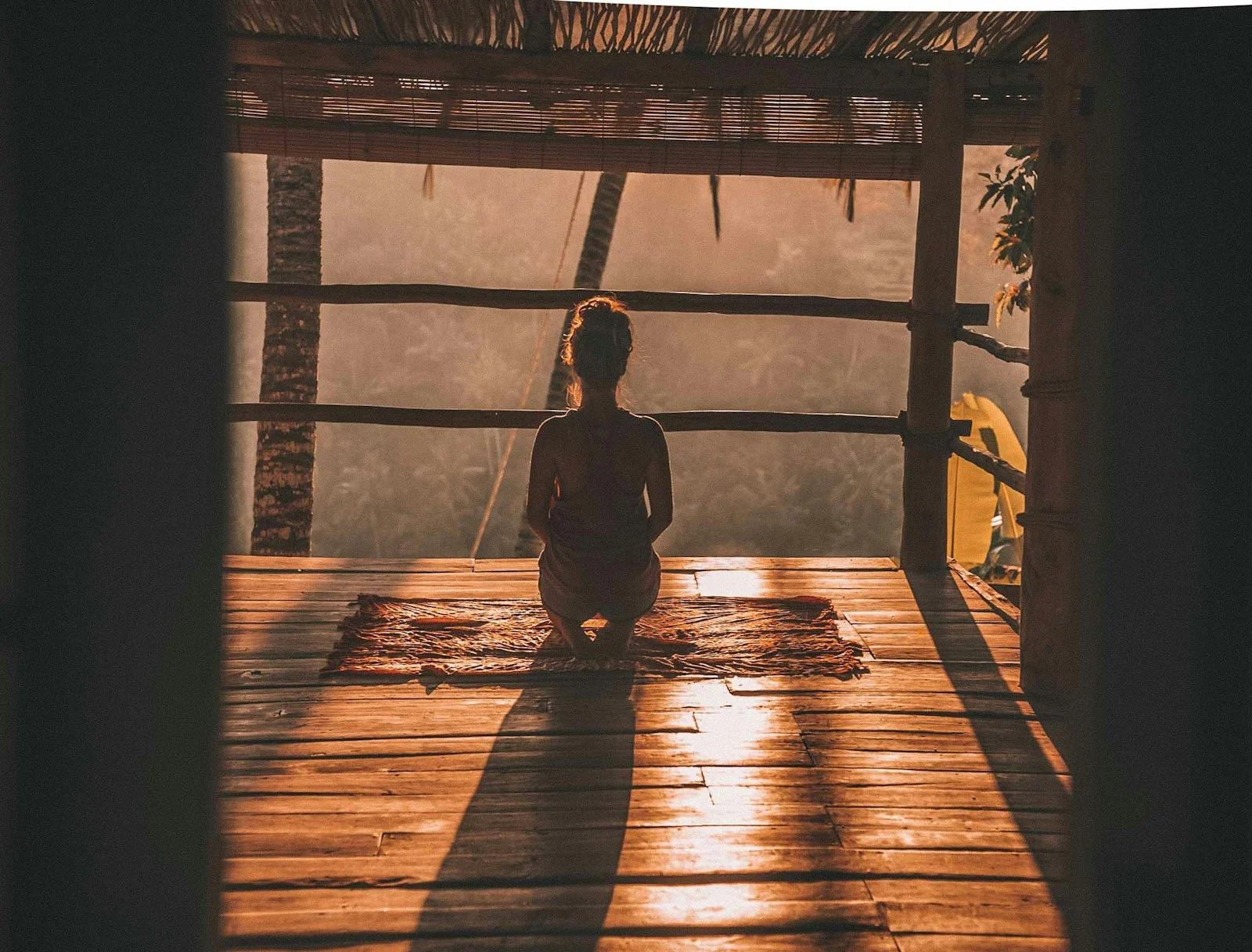 Práctica de yoga en el retiro de Asturias