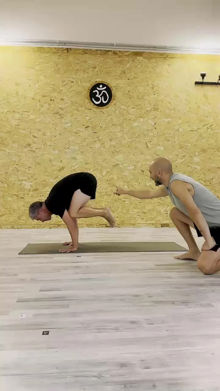 Formación de profesores de yoga en Valladolid: Pablo Díez corrigiendo una postura