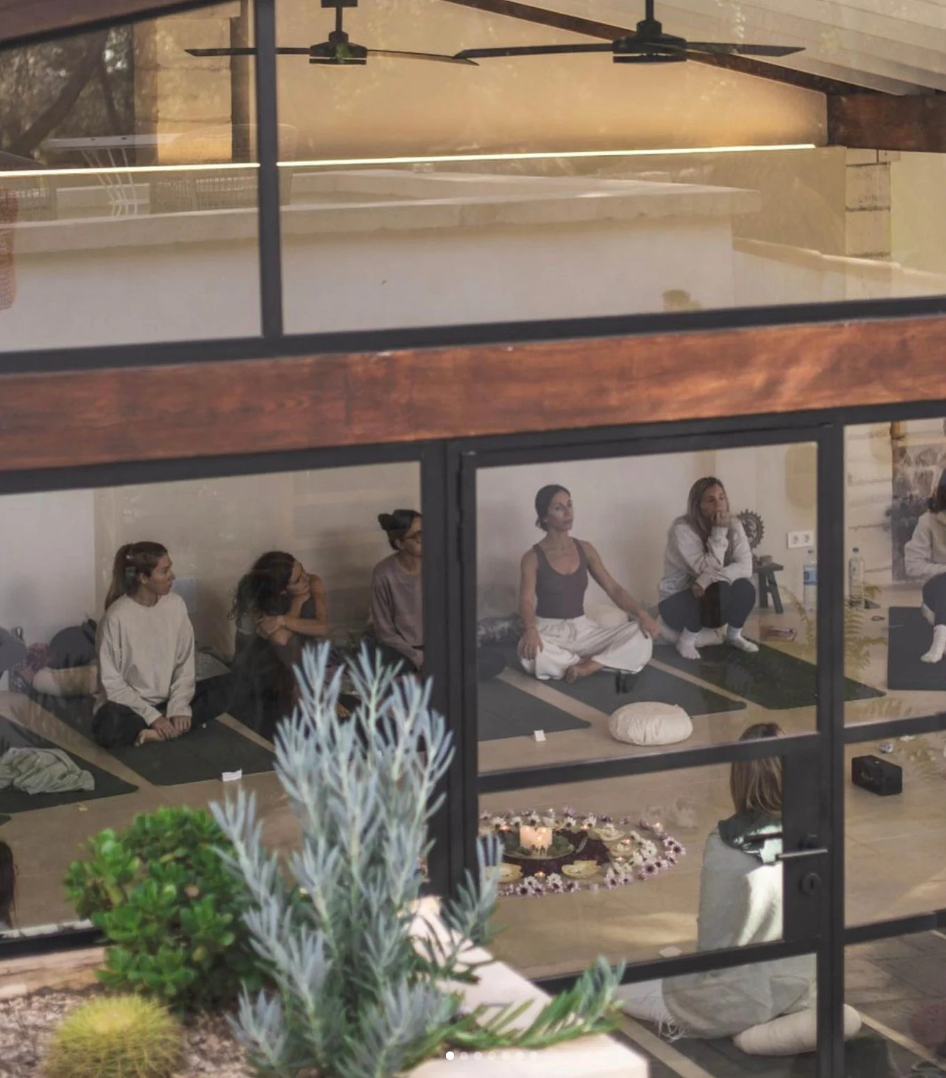 Clase de yoga en el retiro de Mallorca