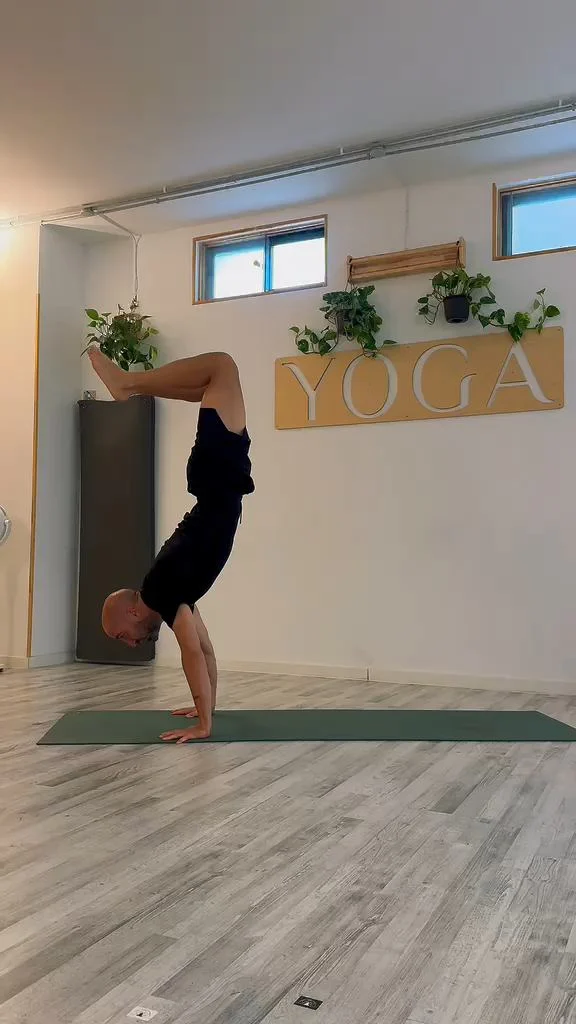 Pablo Díez en una invertida en Yoga NAUÉ, Valladolid