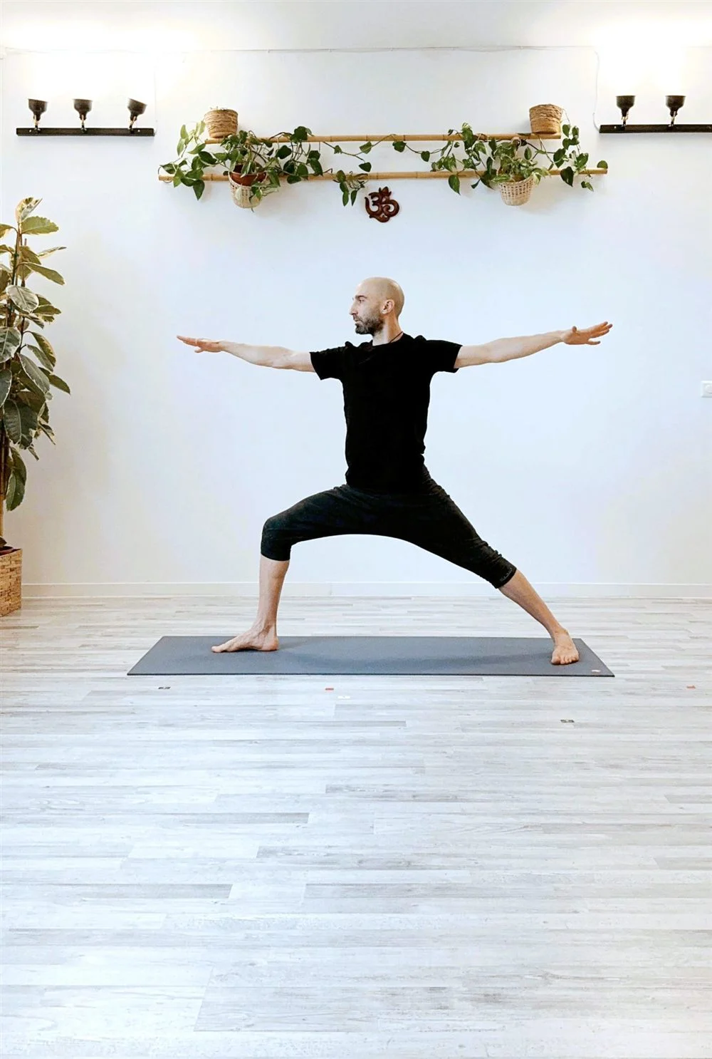 Pablo Díez en Guerrero II (Virabhadrasana II) en Yoga Naué, Valladolid