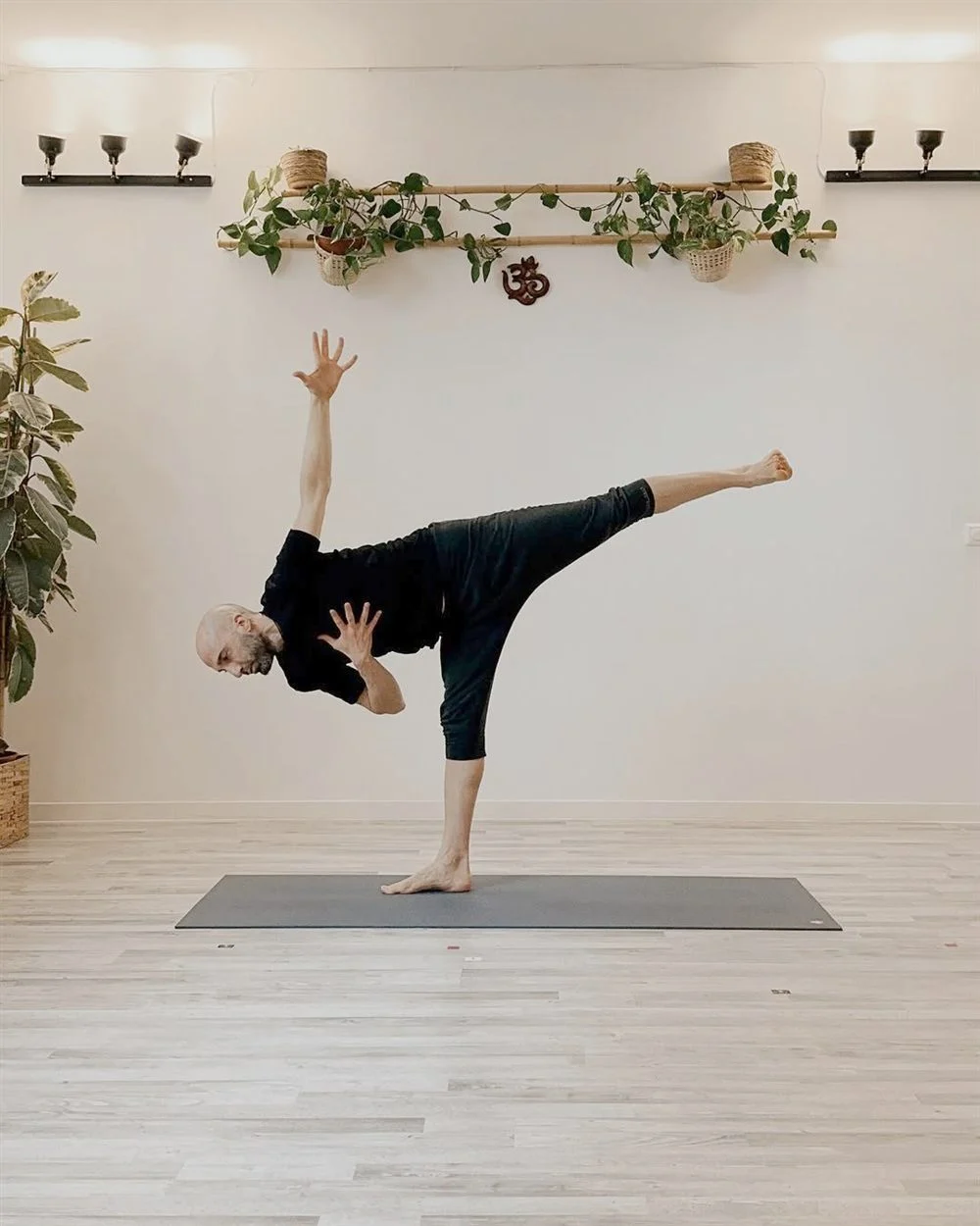 Pablo Díez en media luna (Ardha Chandrasana) en Yoga Naué, Valladolid
